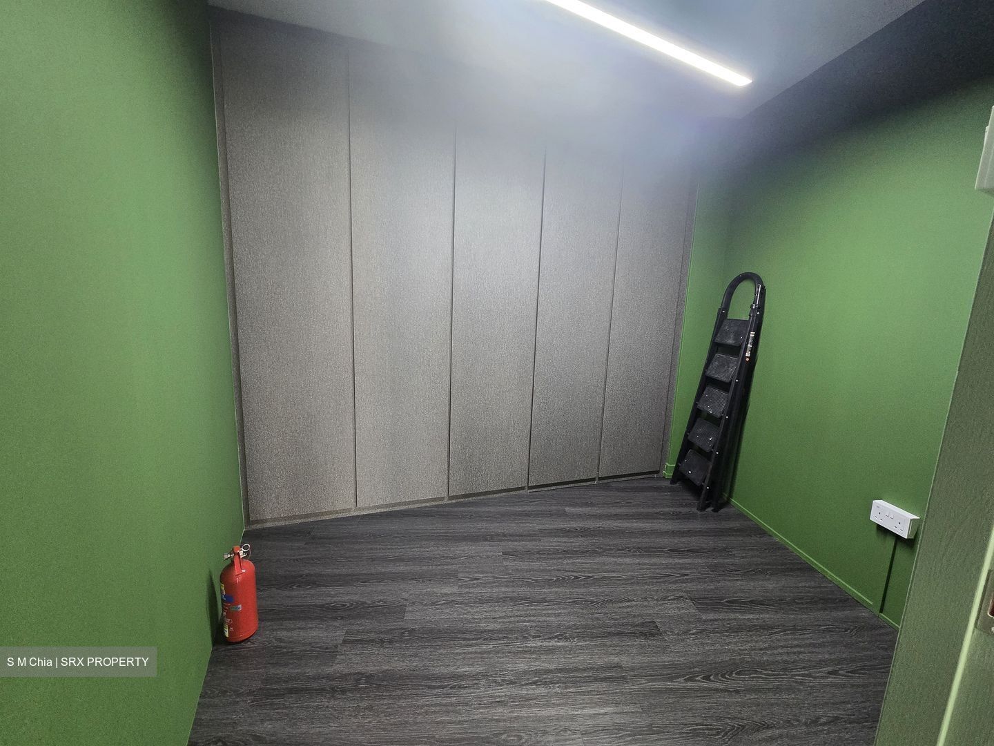 Tank Road (D9), Office #602261581